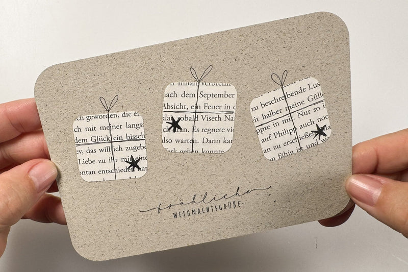 Drei kleine Päckchen aus einer alten Buchseite - IN LOVE WITH PAPER