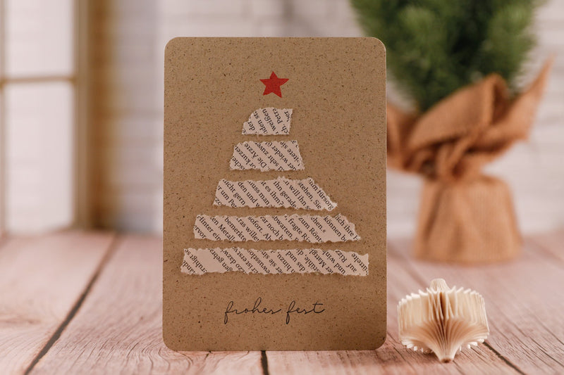 Weihnachtskarte aus alten Buchseiten – schlicht, nachhaltig und besonders - IN LOVE WITH PAPER