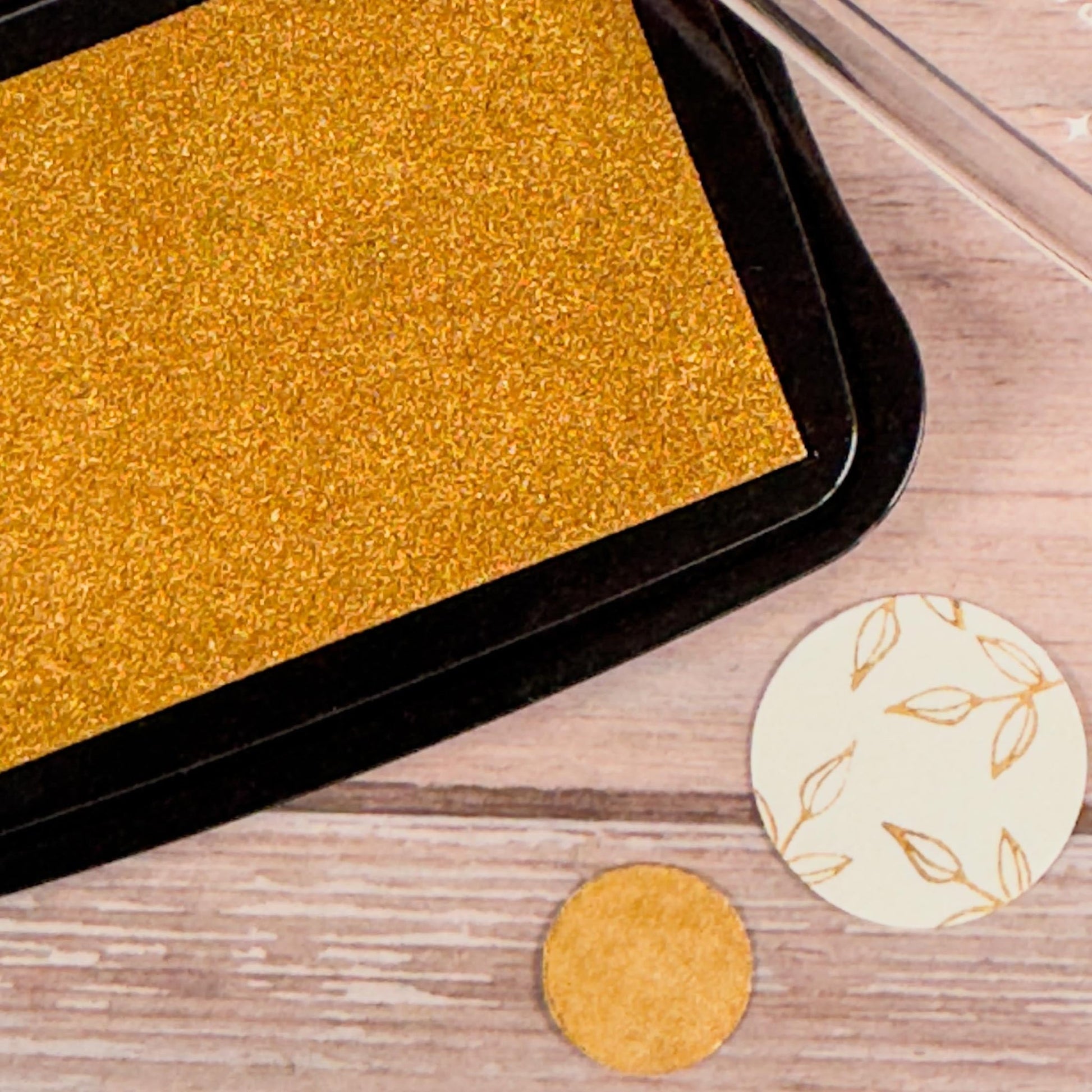 Delicata Golden Glitz – Stempelkissen Gold mit echtem Metallic - Schimmer - IN LOVE WITH PAPER