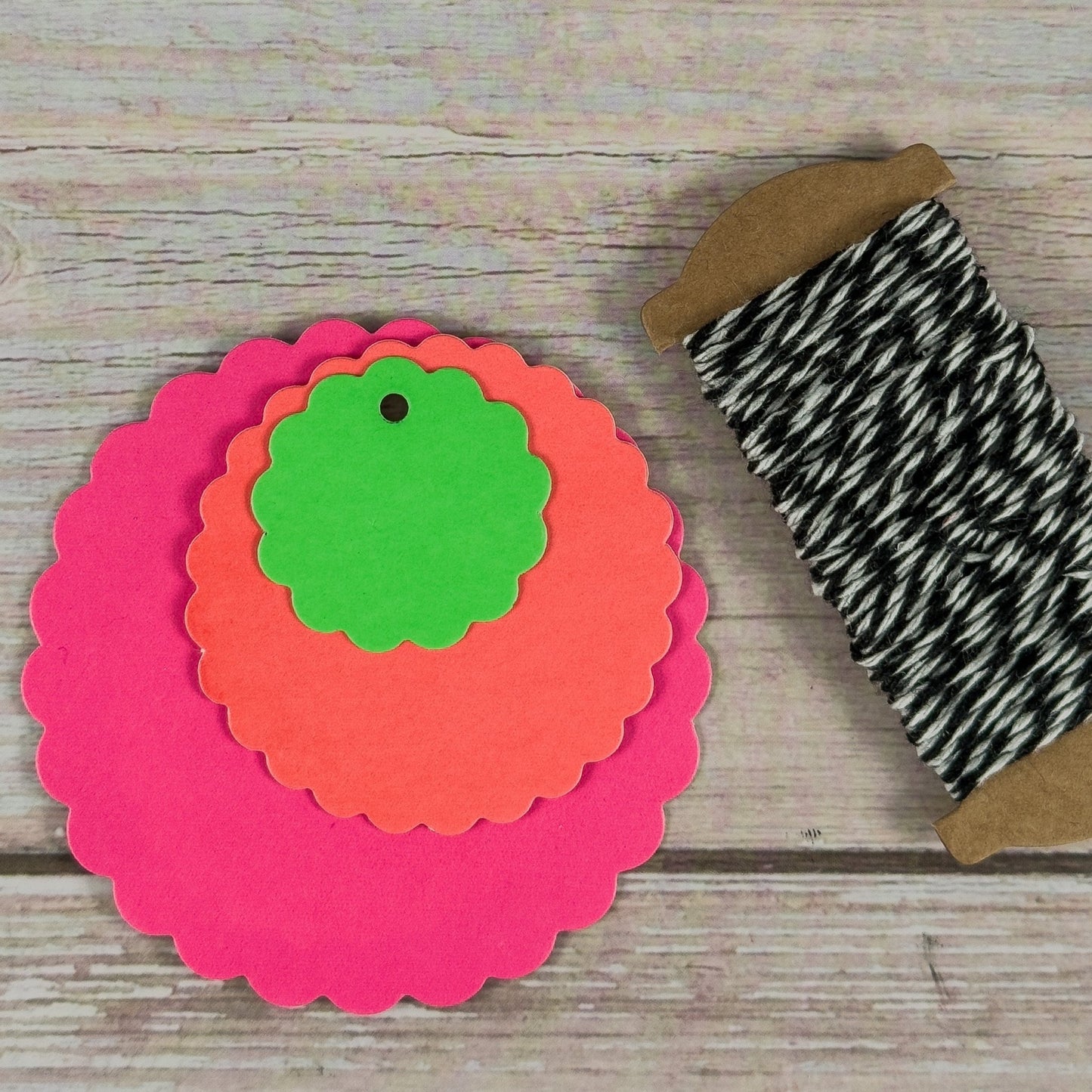 Geschenkanhänger Rosette neonmix (30 Stück)