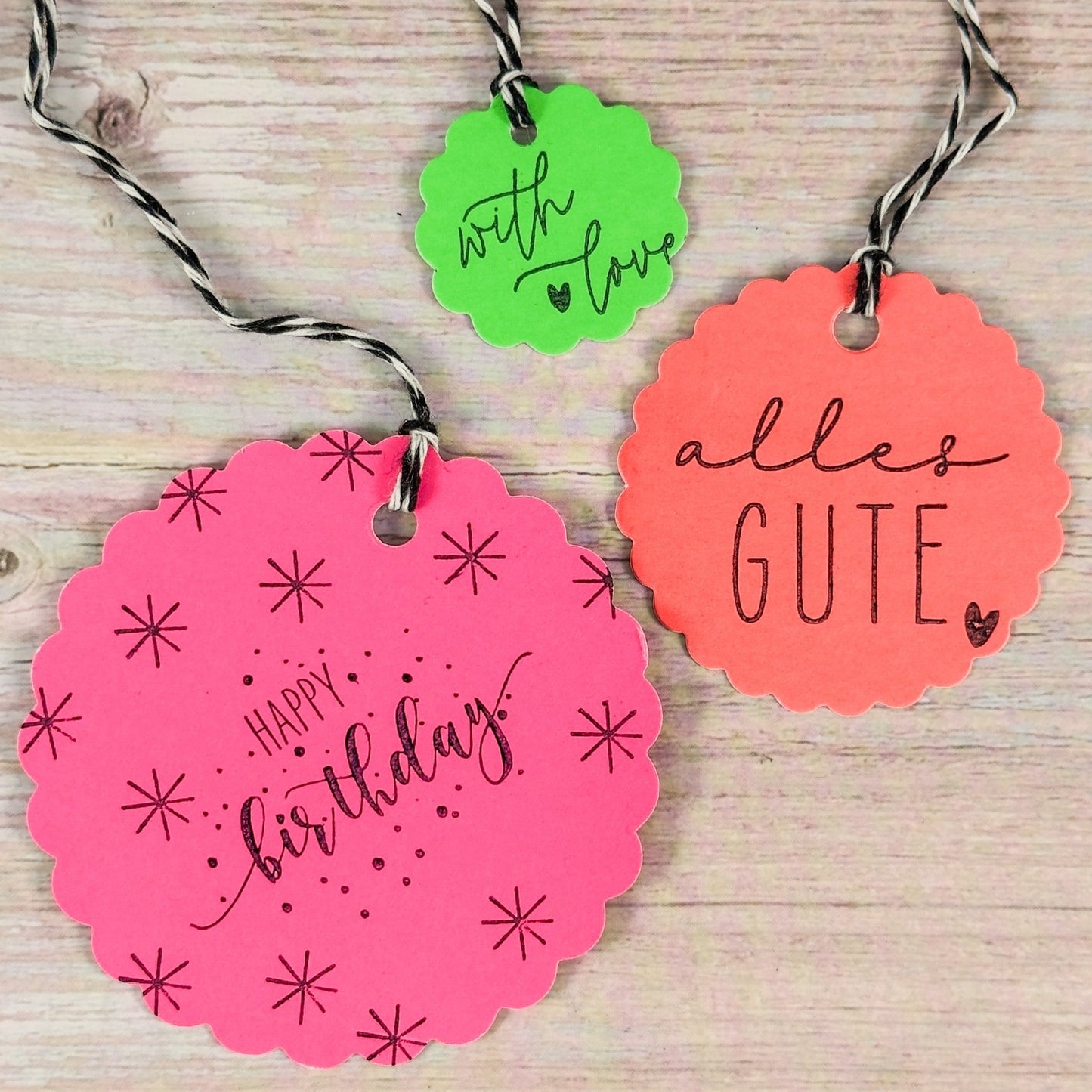 Geschenkanhänger Rosette neonmix (30 Stück) - IN LOVE WITH PAPER