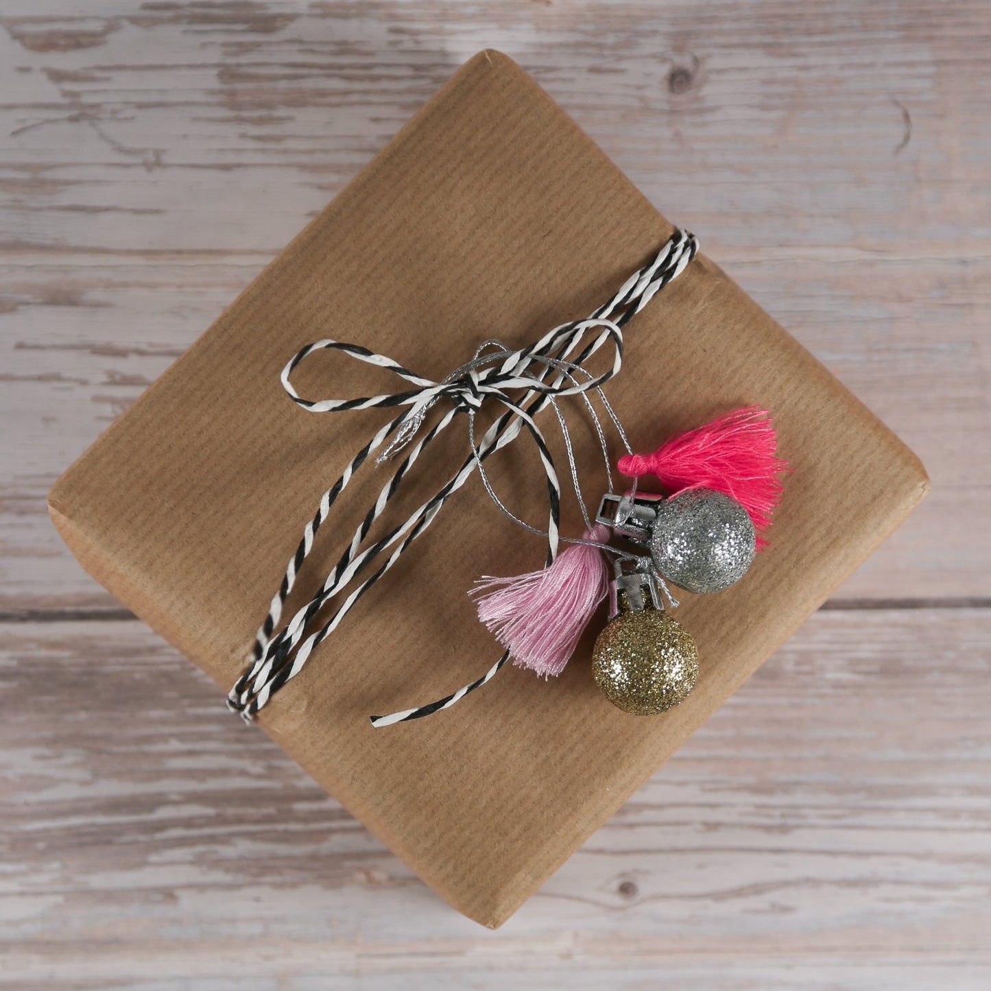 Geschenkanhänger Weihnachtskugel Pink (klein) - IN LOVE WITH PAPER