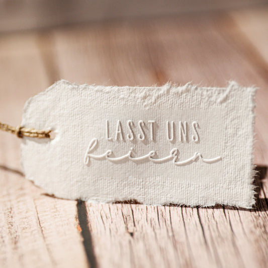 Geprägtes Etikett auf Büttenpapier mit Motiv „Lasst uns feiern" – Papierprägung von IN LOVE WITH PAPER