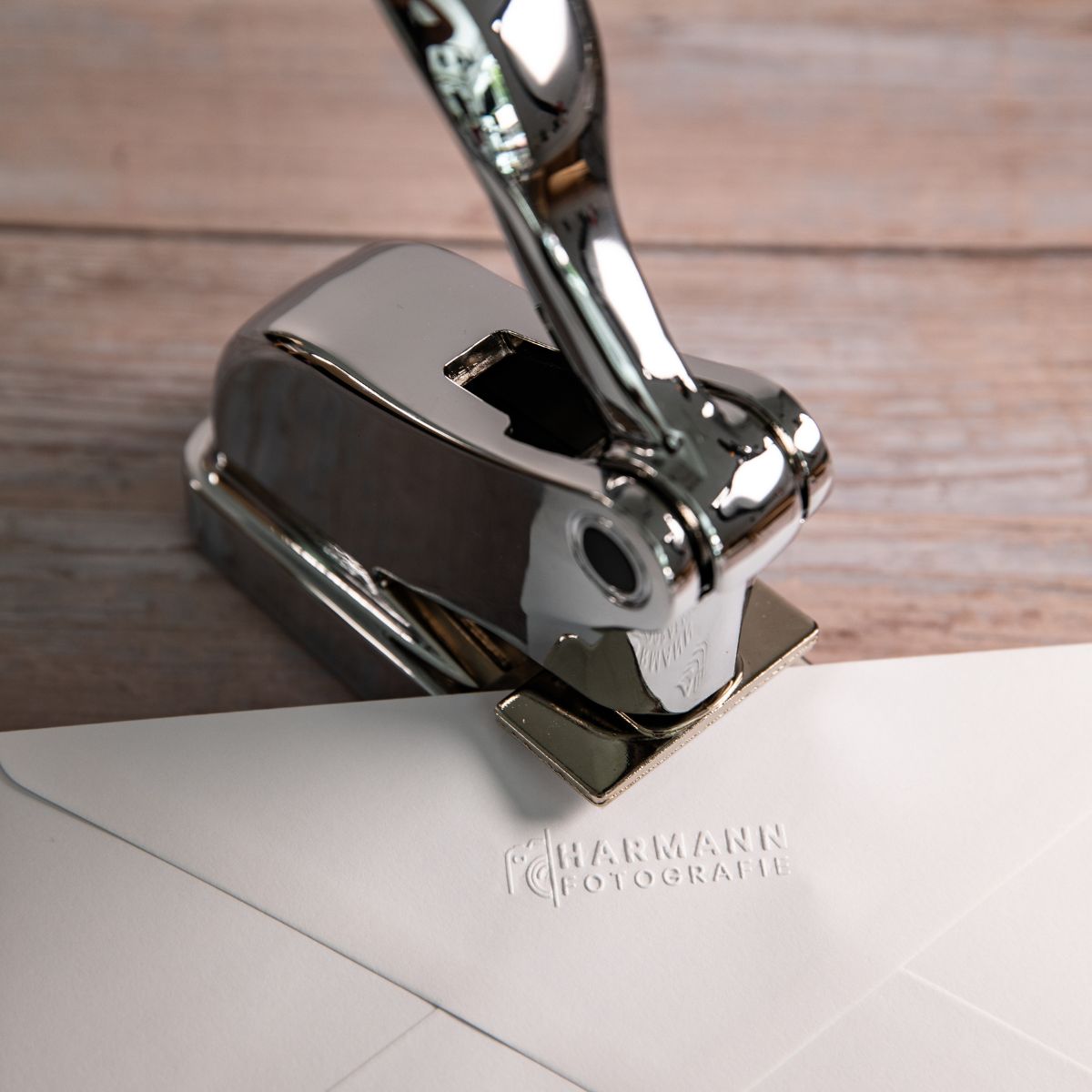 Prägestempel mit Deinem Logo & Deinem Design - IN LOVE WITH PAPER