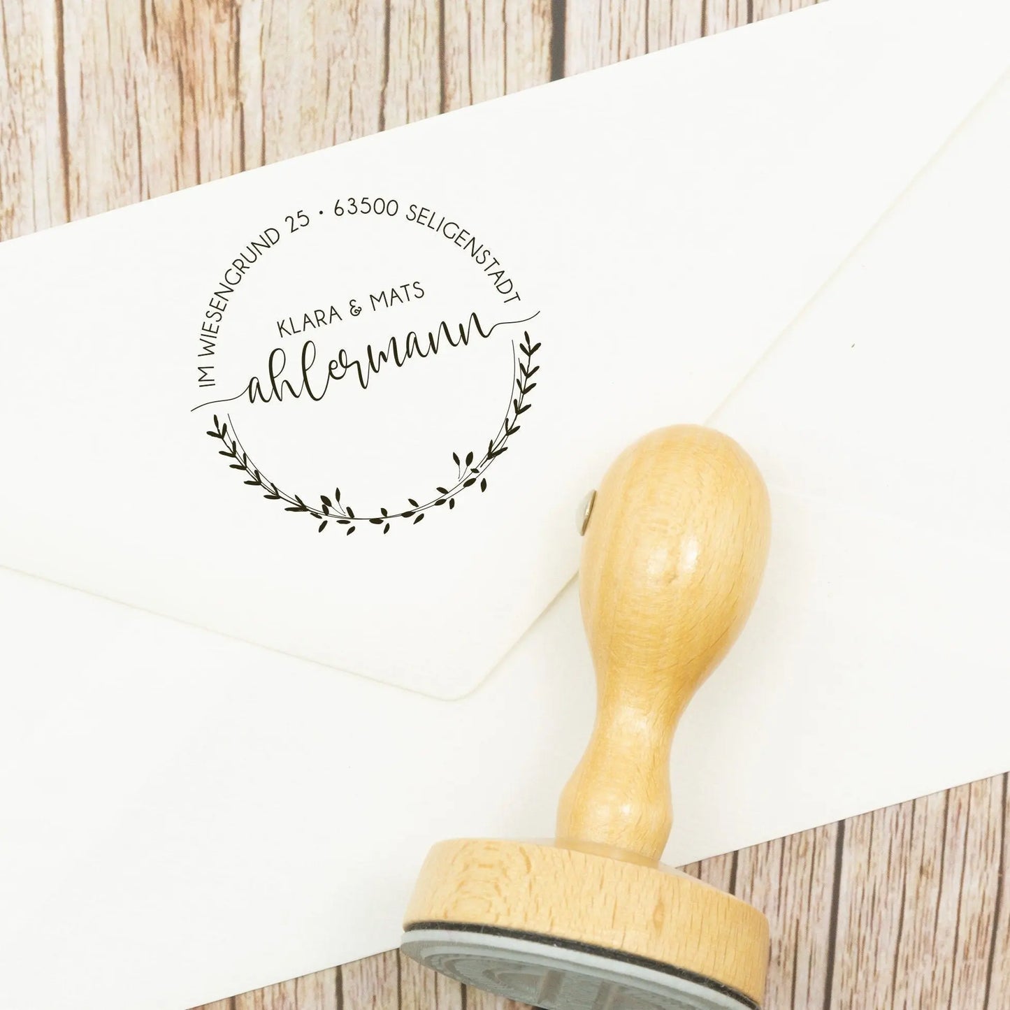 Runder Adressstempel mit Blumenranke "Seligenstadt" - IN LOVE WITH PAPER