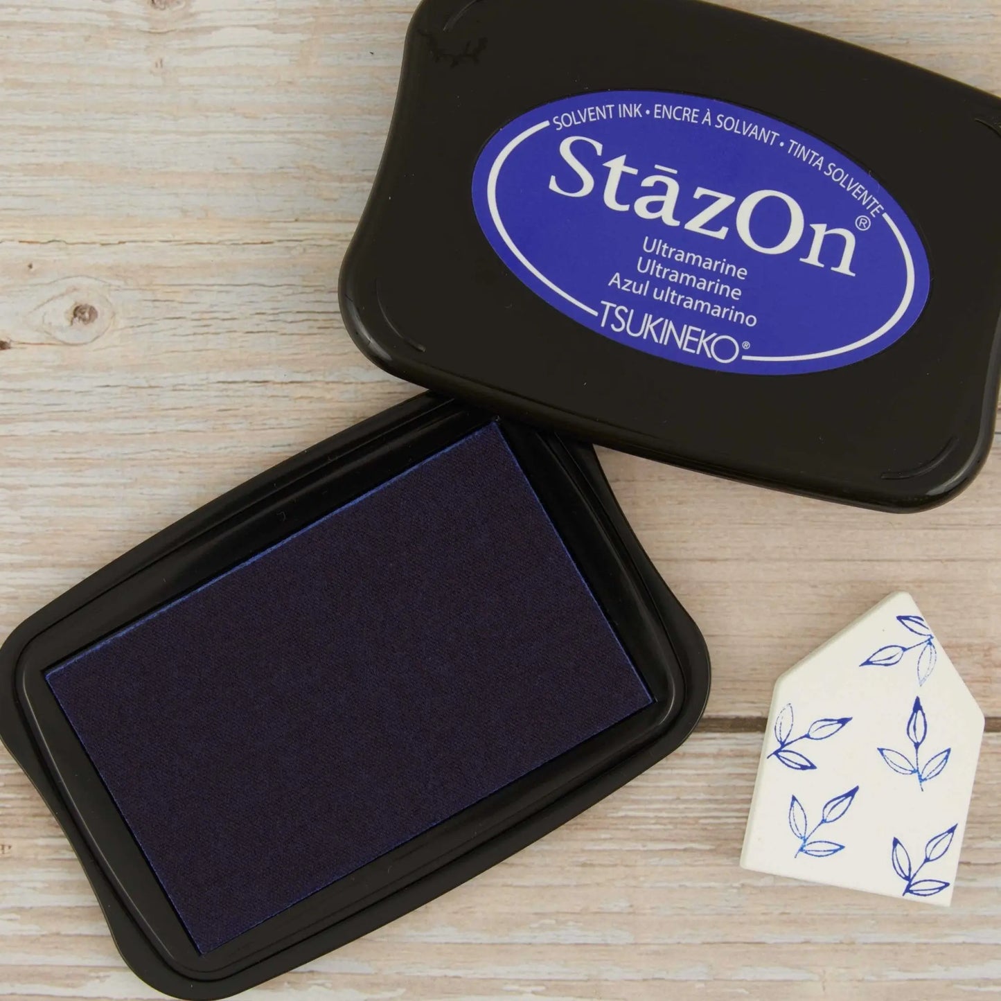 StazOn Stempelkissen in der Farbe blau (Azul ultramarino) mit der Aufschrift 'For Every Surface' und 'Solvent Ink Pad'. Geeignet für Oberflächen wie Glas, Keramik und Raysin.