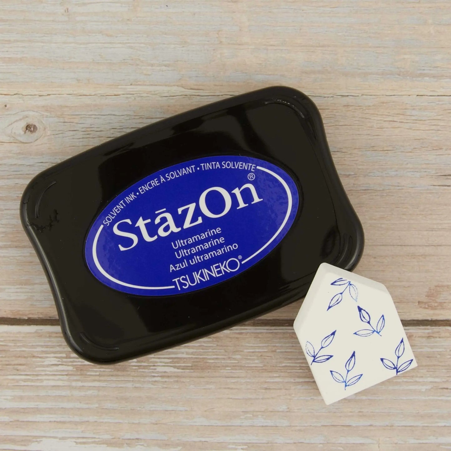 Anwendungsbeispiel des blauen StazOn Stempelkissens: Gestempeltes Motiv auf einer glatten Oberfläche wie Glas oder Keramik, das die Deckkraft und Farbintensität demonstriert.
