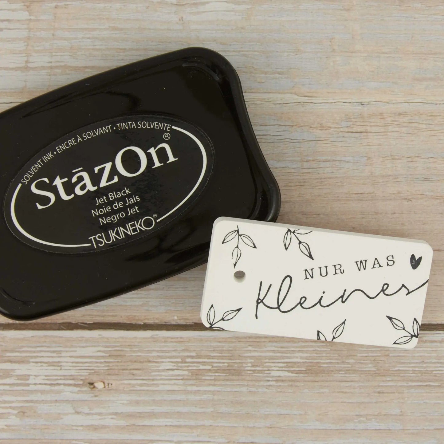 StazOn Stempelkissen in der Farbe black (Negro Jet) mit der Aufschrift 'For Every Surface' und 'Solvent Ink Pad'. Geeignet für Oberflächen wie Glas, Keramik und Raysin.