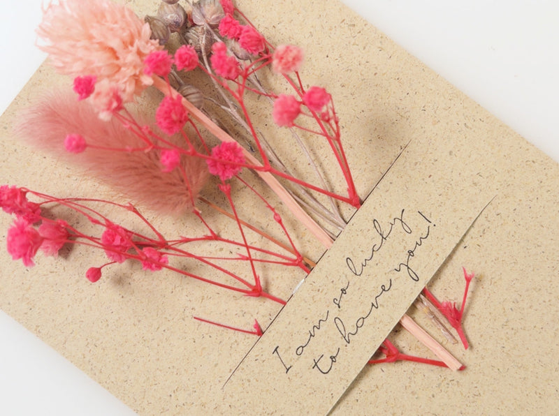 DIY Valentinstagskarte basteln – unperfekt, kreativ & von Herzen - IN LOVE WITH PAPER