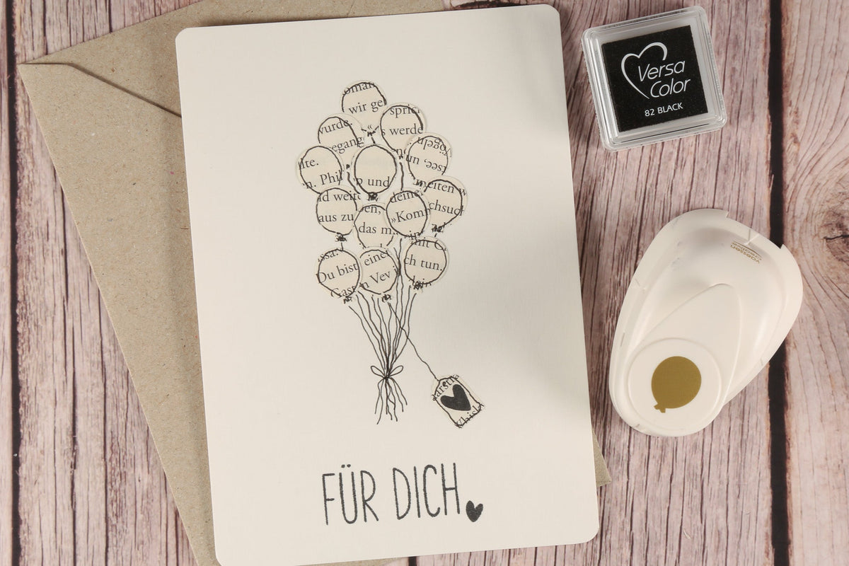 Eine Karte voller Luftballons aus alten Buchseiten - IN LOVE WITH PAPER