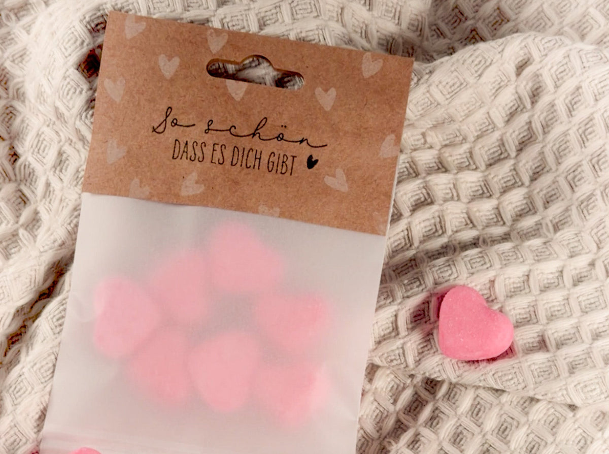 Kleines Geschenk selber machen: DIY mit Herz aus Transparentpapier - IN LOVE WITH PAPER