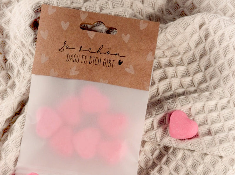 Kleines Geschenk selber machen: DIY mit Herz aus Transparentpapier - IN LOVE WITH PAPER