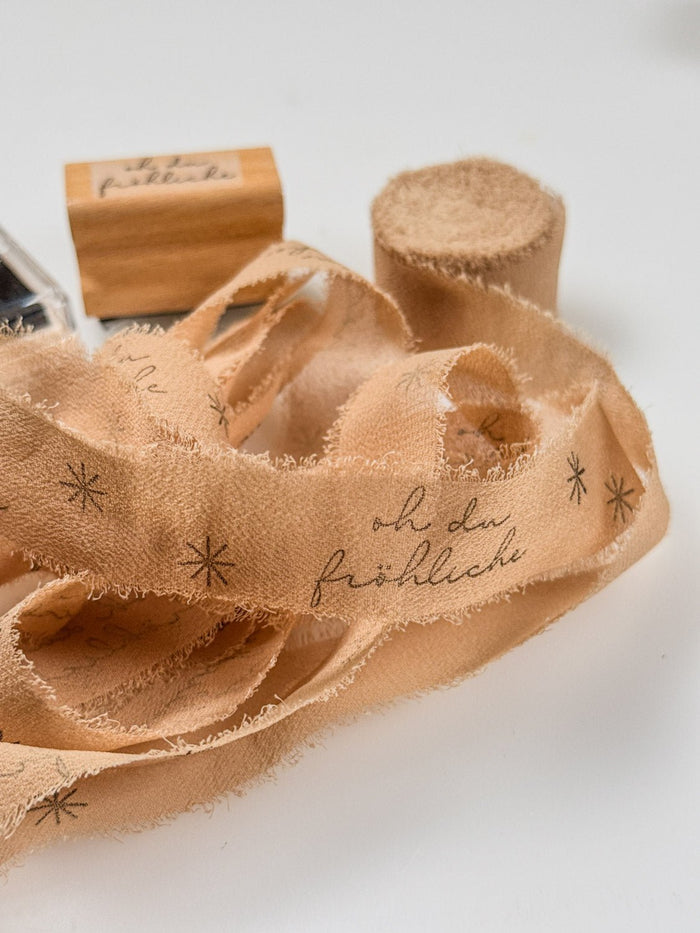 Textiles Geschenkband bestempeln – kleine Idee mit großer Wirkung - IN LOVE WITH PAPER