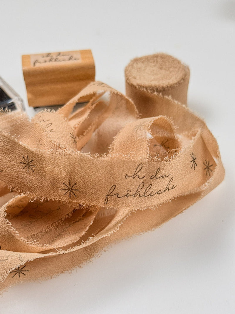 Textiles Geschenkband bestempeln – kleine Idee mit großer Wirkung - IN LOVE WITH PAPER