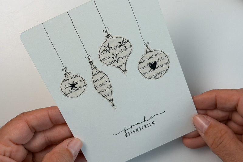 Weihnachtskarte mit Kugeln aus alten Buchseiten - IN LOVE WITH PAPER