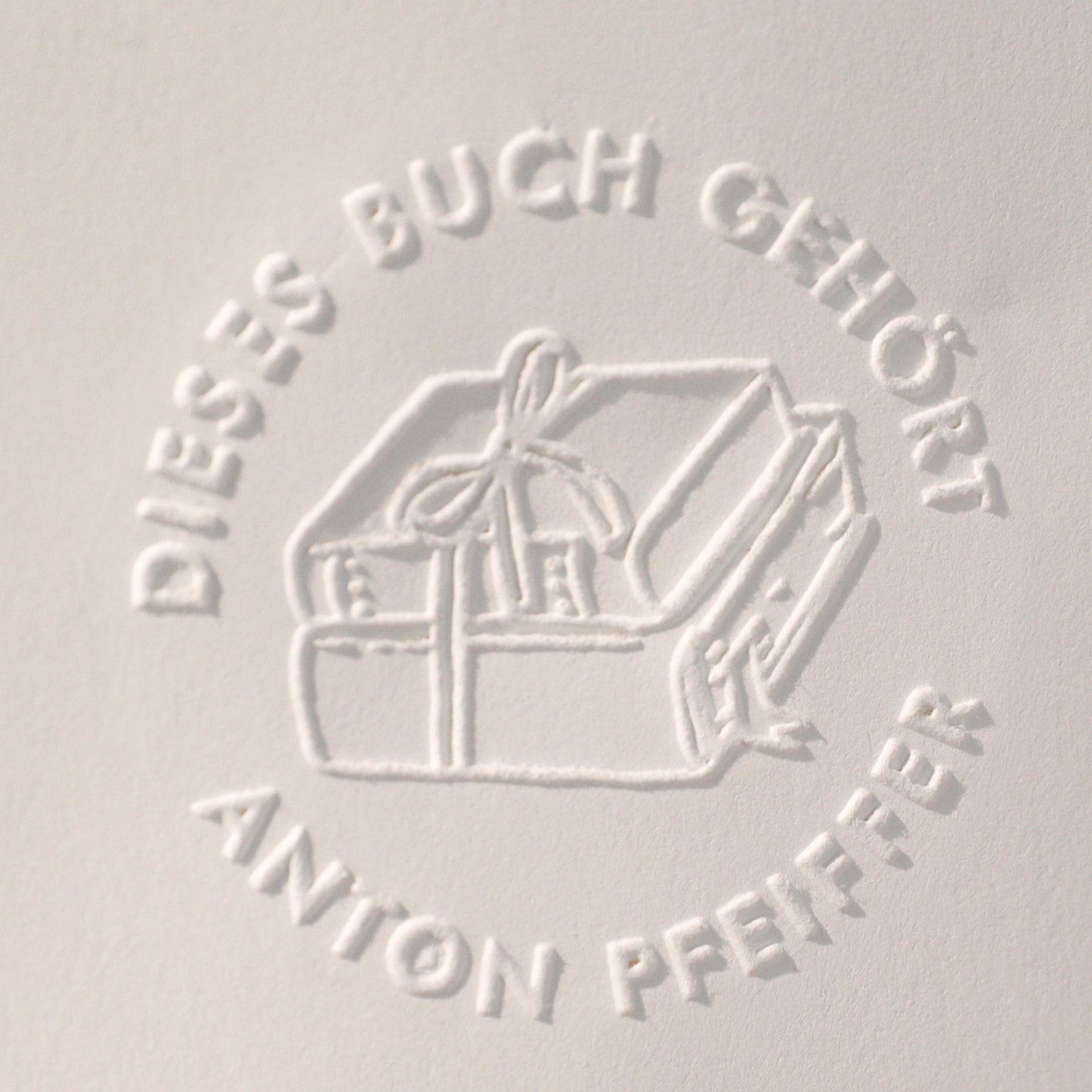 Buchprägestempel "Buchverliebt" - IN LOVE WITH PAPER