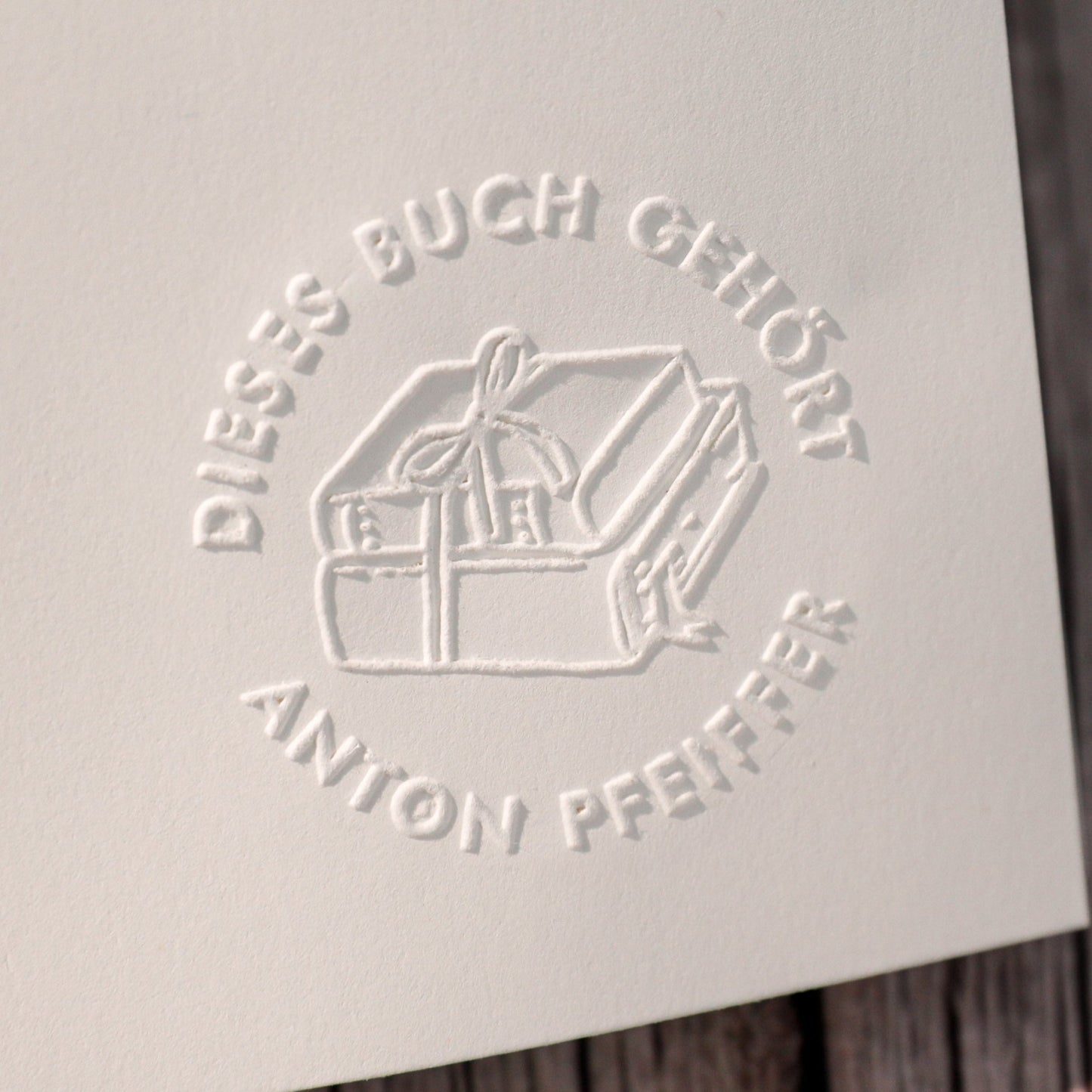 Buchprägestempel "Buchverliebt" - IN LOVE WITH PAPER