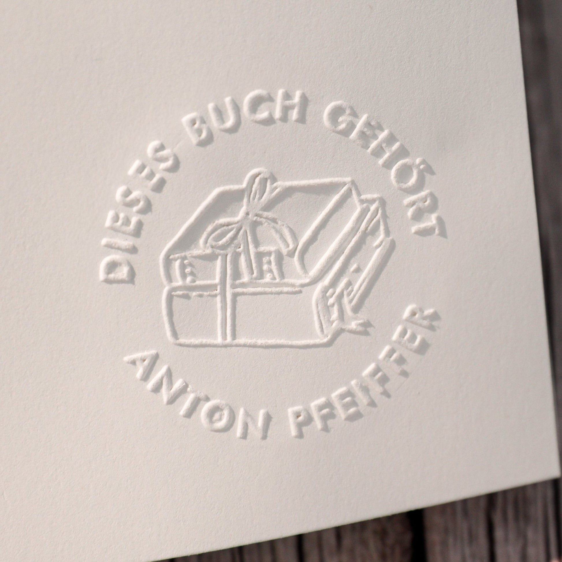 Buchprägestempel "Buchverliebt" - IN LOVE WITH PAPER