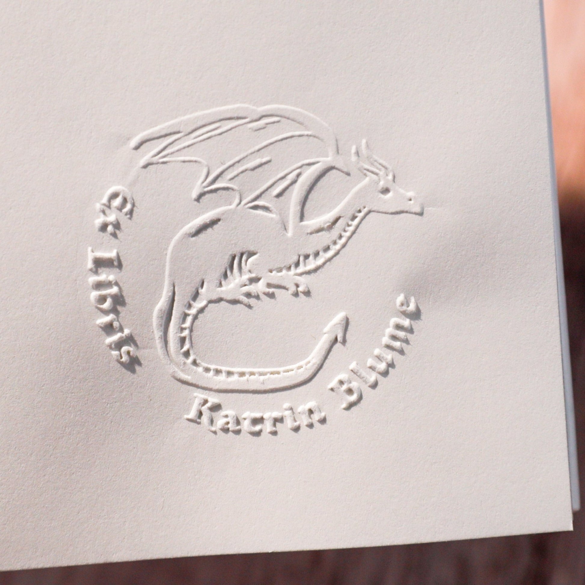 Buchprägestempel „Bücherdrache" - IN LOVE WITH PAPER