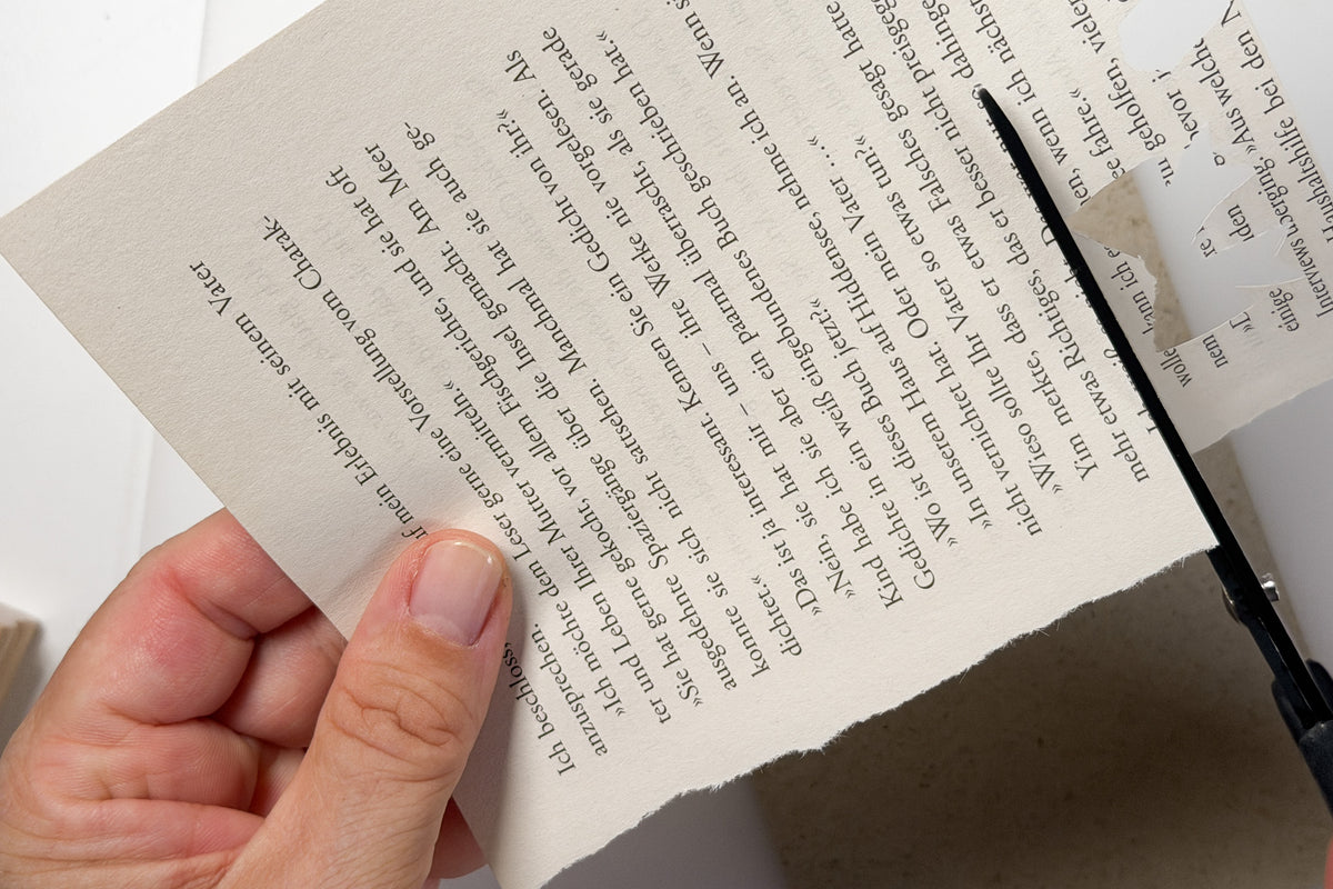 Die Buchseite zurechtschneiden
