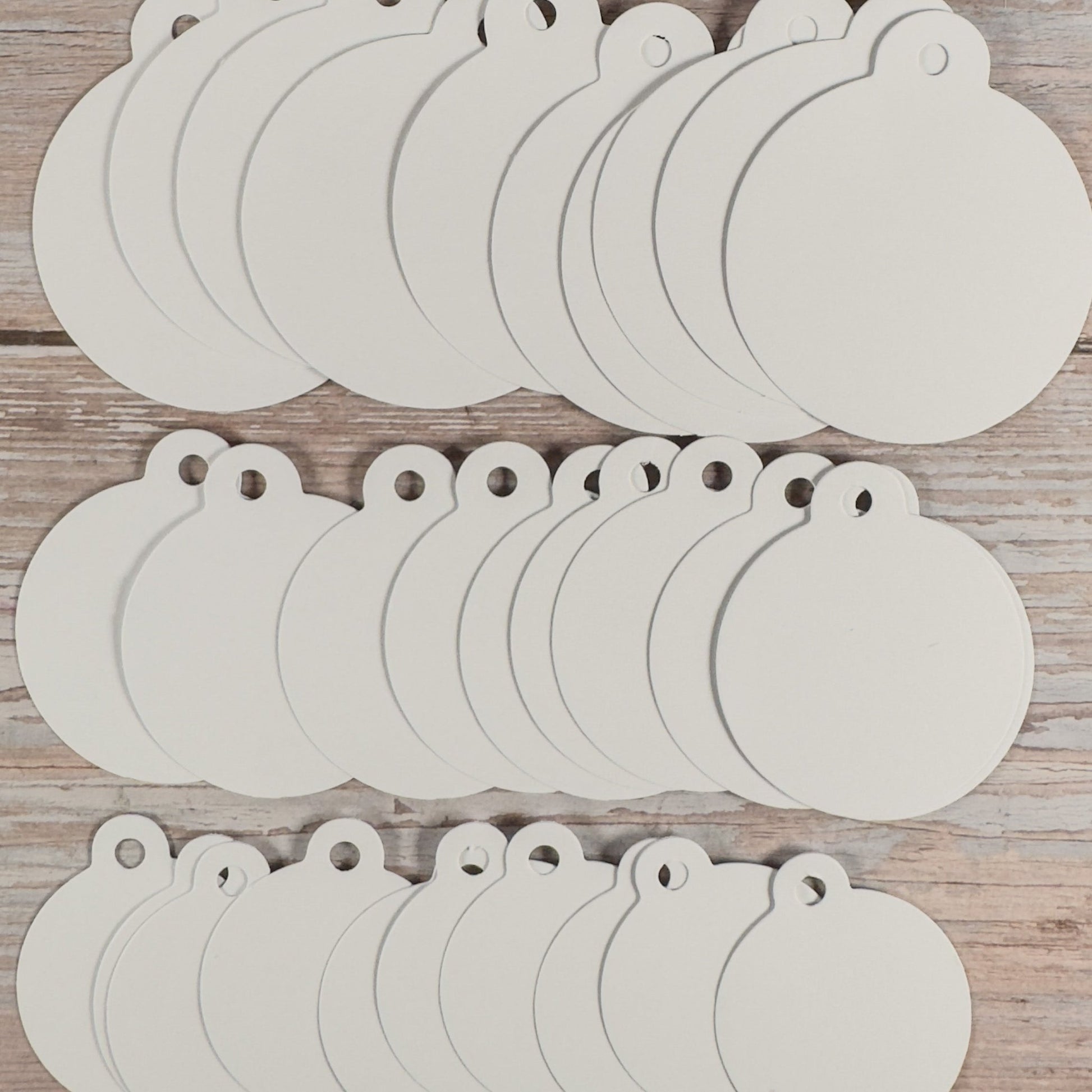 Geschenkanhänger Weihnachtskugeln (30 Stück) - IN LOVE WITH PAPER