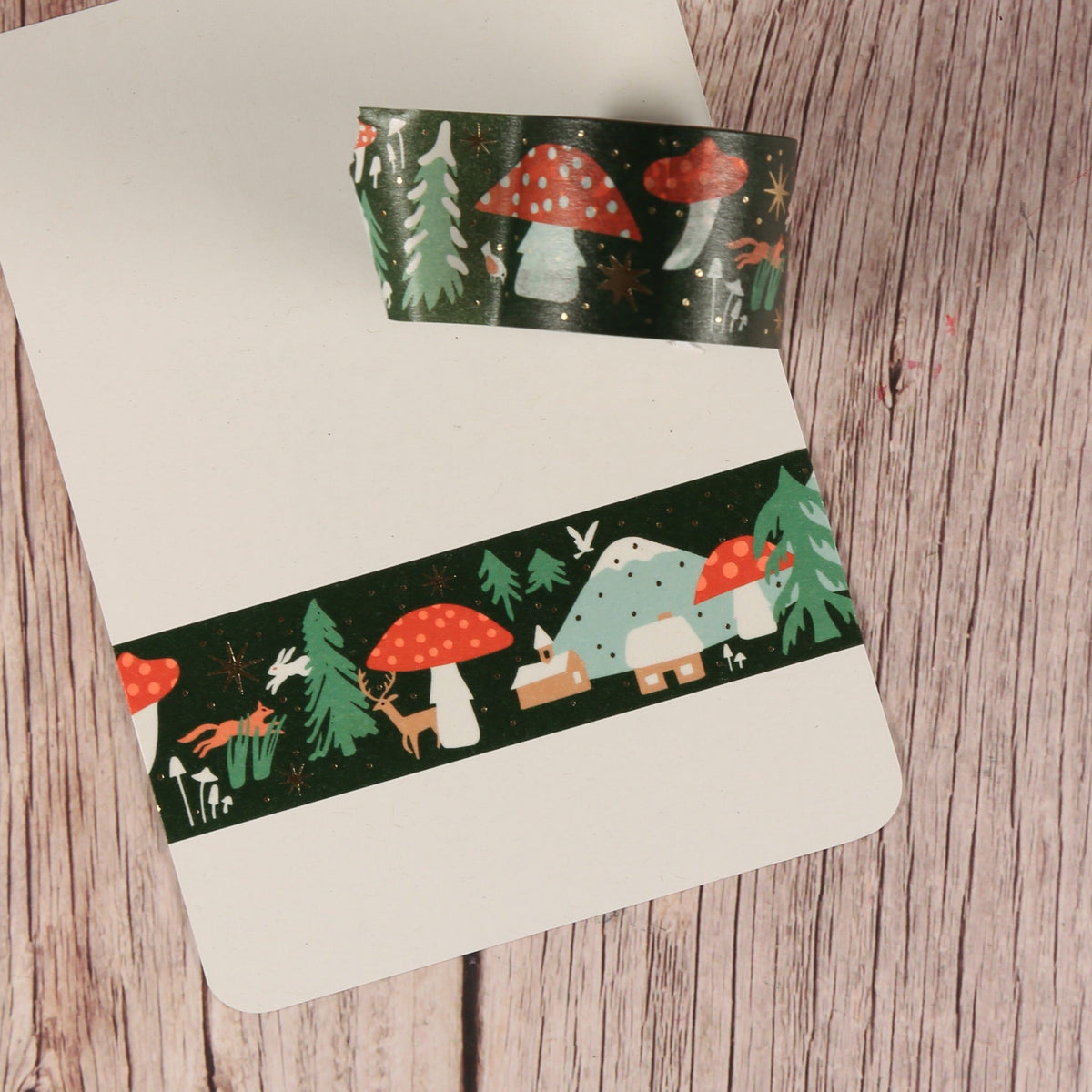 Paper Poetry Washi Tape Winterlandschaft auf Karte, dunkelgrün mit Fliegenpilzen und Tannen