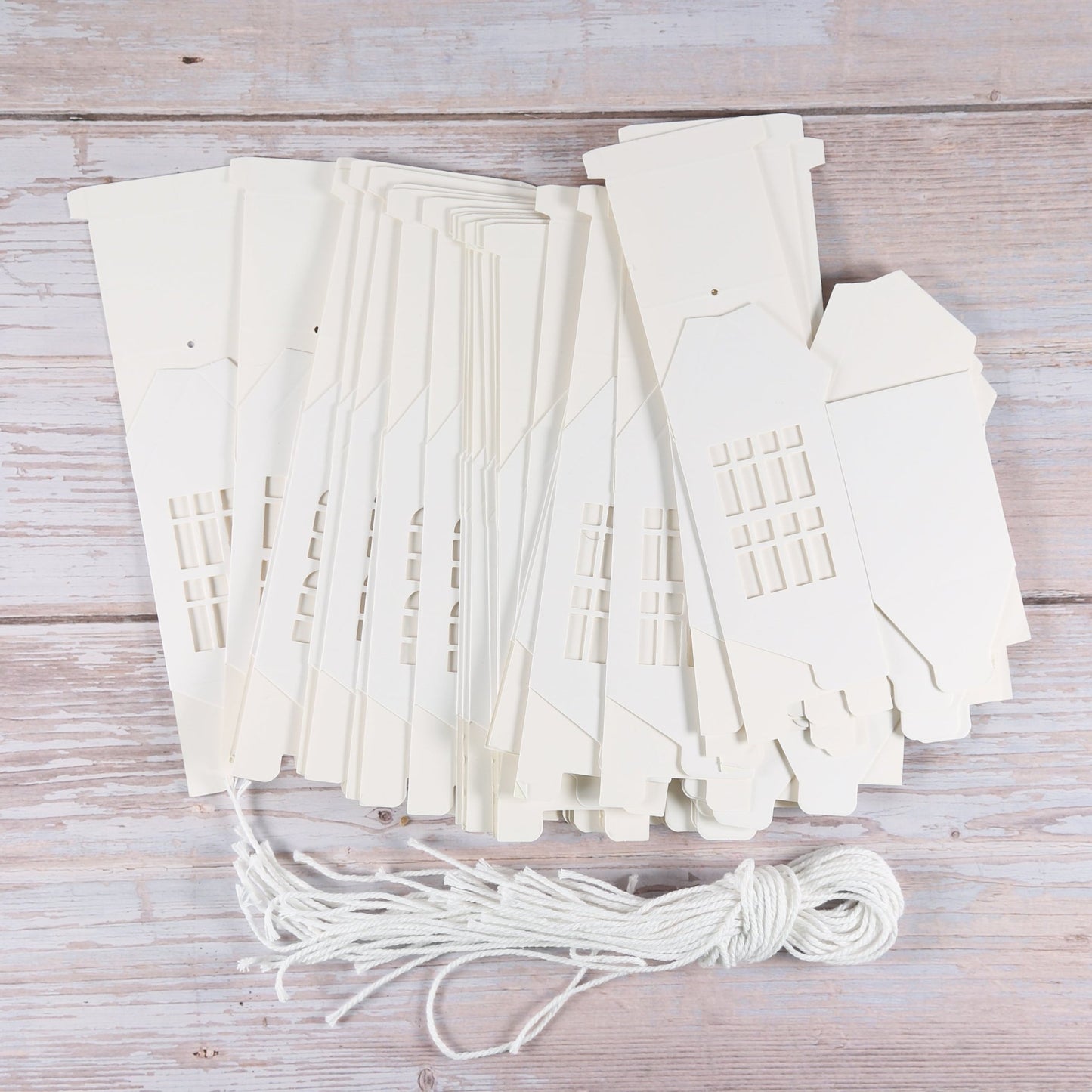 Papphäuser mit Bändchen (24 Stück) in weiß