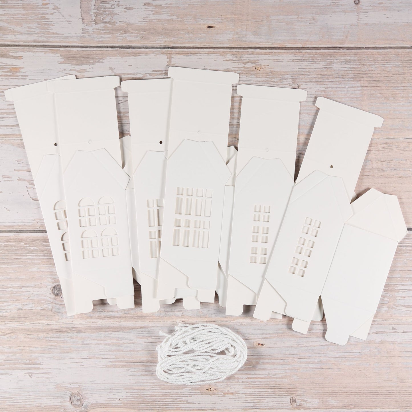 Papphäuser mit Bändchen (6 Stück) in weiß
