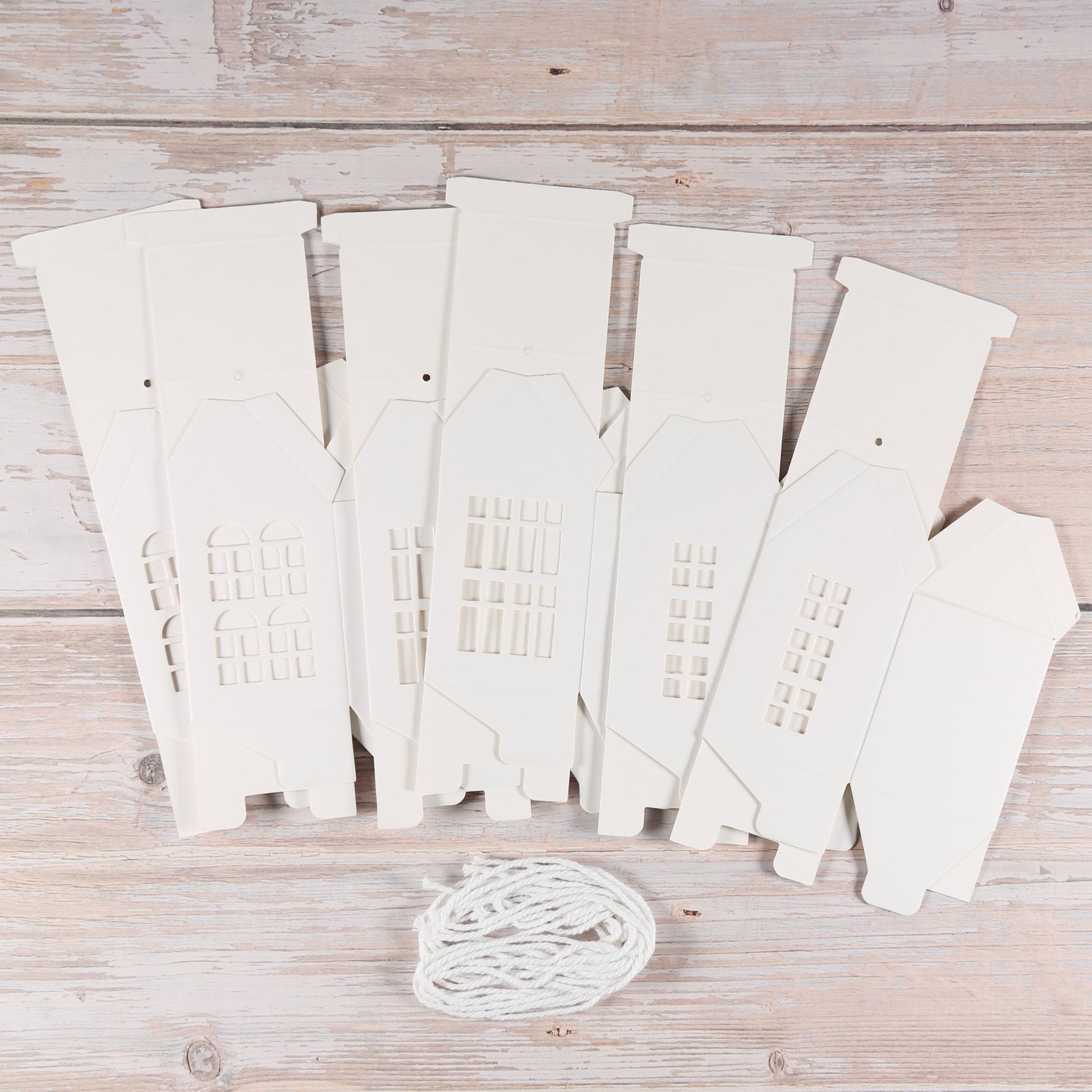 Papphäuser mit Bändchen (6 Stück) in weiß
