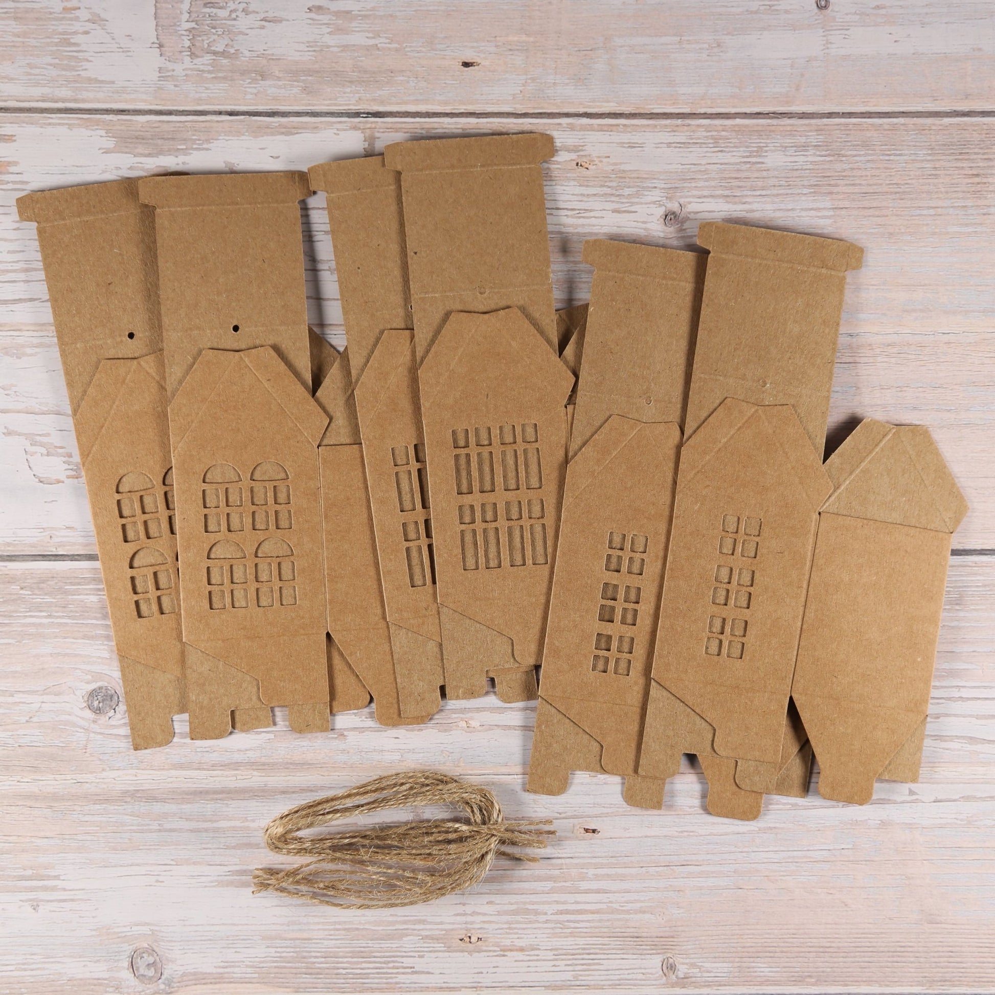 Papphäuser mit Bändchen (6 Stück) Kraftpapier