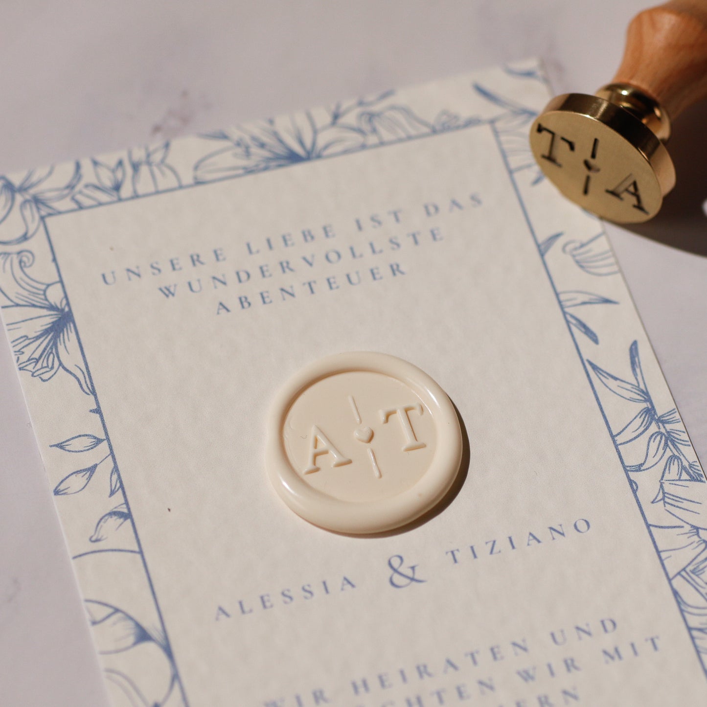 Individuelles Wachssiegel mit Siegelstempel auf Hochzeitseinladung - Motiv Stockholm