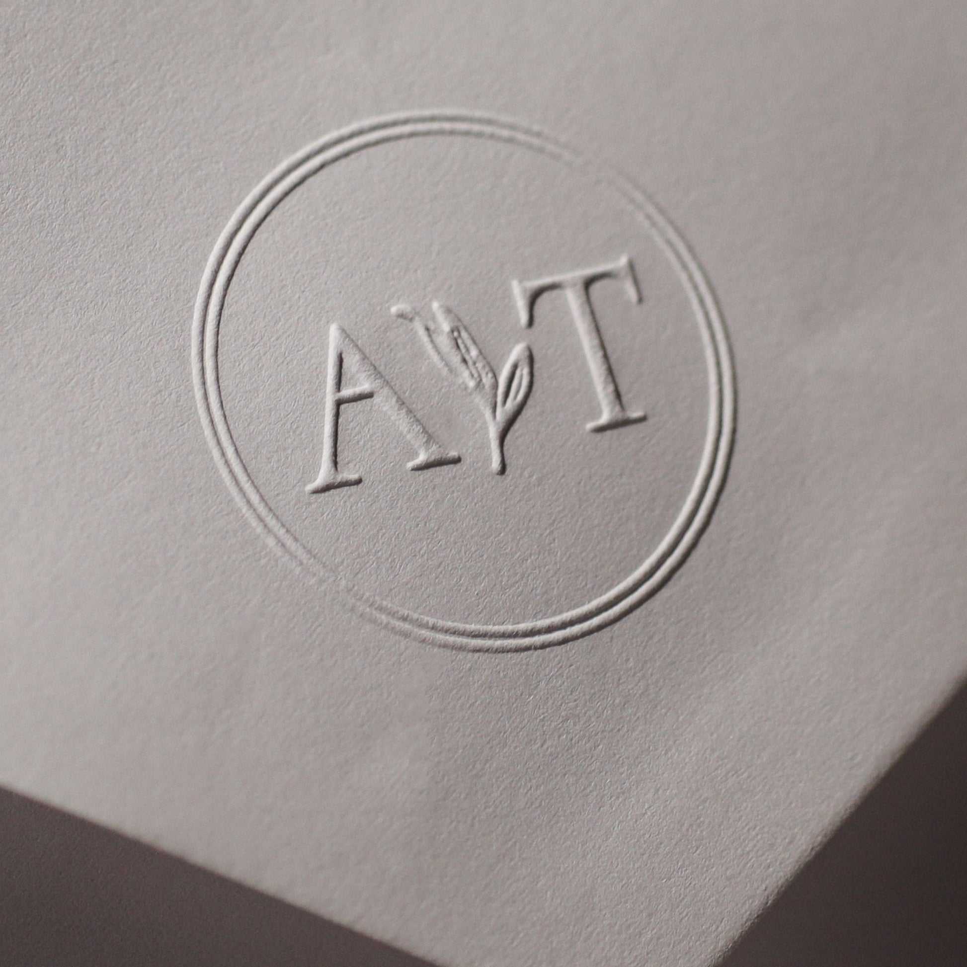 Geprägter Briefumschlag mit Monogramm und Motiv „Triest" – Hochzeitsprägestempel von IN LOVE WITH PAPER