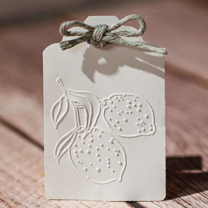 Prägestempel "Zitronenzweig" - das perfekte Motiv für Deine DIY im Sommer, z. B. für Einladungen zur Gartenparty