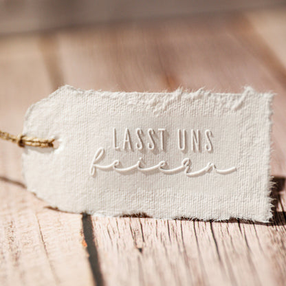 Geprägtes Etikett auf Büttenpapier mit Motiv „Lasst uns feiern" – Papierprägung von IN LOVE WITH PAPER