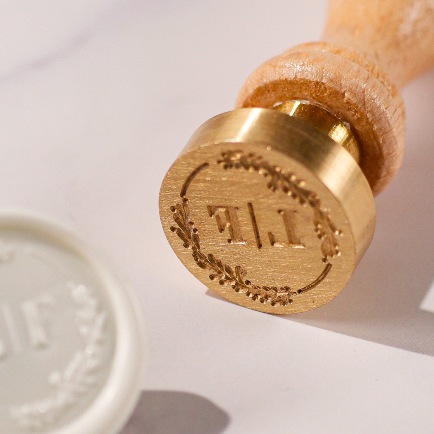 Personalisierter Siegelstempel mit Blumenkranz und Initialen